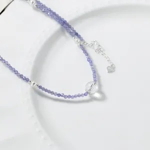 Primo piano dettagliato della collana in argento S925 tanzanite perla, gioiello minimal elegante.