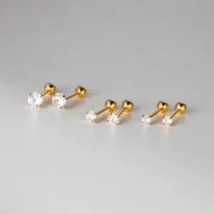 Detailaufnahme minimalistischer 999 Silber Einzelstein Schraub-Ohrringe Set.
