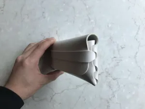 Nahaufnahme des tragbaren Lederbrillenetuis, die das einzigartige Klappseiten-Design zeigt.