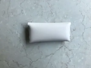 Tragbares weißes Brillenetui aus Leder im minimalistischen Design für den Alltag.