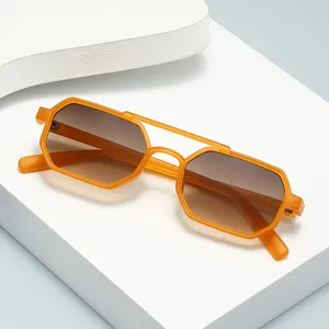 Modische orangefarbene geometrische Sonnenbrille mit Doppelsteg und Farbverlaufsgläsern.
