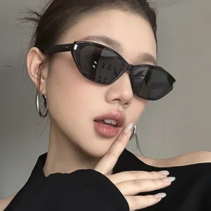 Stylish γυναικεία γυαλιά ηλίου cat-eye με προστασία UV και μοντέρνο κομψό σκελετό.