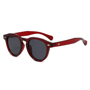 Klassische Vintage-Sonnenbrille mit runder weinroter Acetatfassung und dunklen Gläsern.