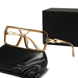 Modische quadratische Brille mit Doppelsteg und hohlen Metallbügeln für Damen und Herren.