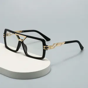 Grosse quadratische Blaulichtfilter Brille mit stilvollen hohlen Metallbuegeln und Doppelsteg.