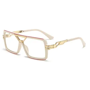 Modische quadratische Blaulichtfilter Brille mit Doppelsteg und hohlen Metallbügeln.