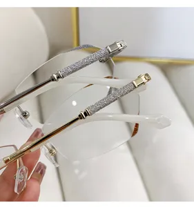 Detailaufnahme der stilvollen rahmenlosen Lesebrille mit glitzernden Bügeln für Damen