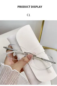 Detailansicht der rahmenlosen Lesebrille mit funkelnden Glitzerbügeln und feinem Steinschliff.
