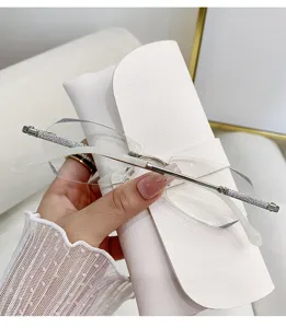 Elegante damen rahmenlose lesebrille mit glitzernden bügeln und facettierten gläsern.