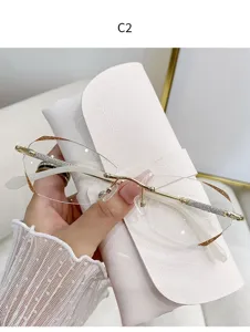 Stilvolle rahmenlose Damen Lesebrille mit glitzernden Bügeln und schönem modischen Design.