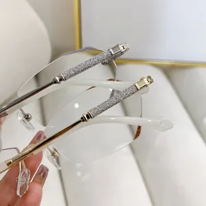 Nahaufnahme von stilvollen rimless Lesebrillen mit glitzernden Bügeln, elegantes Design.