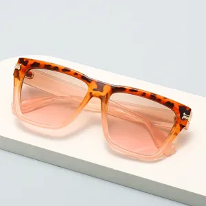 Lunettes de soleil carrees tendance avec monture ecailles et verres roses degrades.