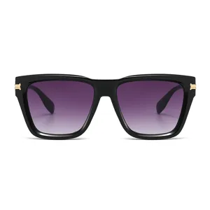 Élégantes lunettes de soleil carrées classiques avec verres dégradés violets et détails dorés.