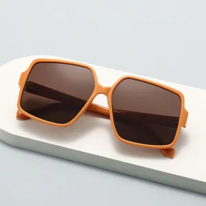 Gafas de sol cuadradas grandes y elegantes con monturas naranjas vibrantes y lentes.