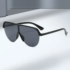Modische einteilige Schild-Sonnenbrille mit flachem Top-Rahmen und dunklen Gläsern für Outdoor.