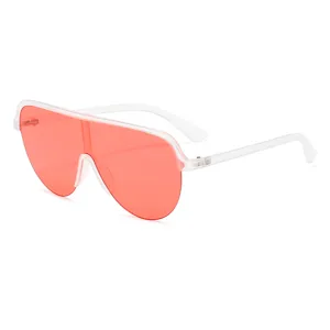 Trendige Oversize-Sonnenschutzbrille mit roten Gläsern und weißem Gestell für Streetstyle.