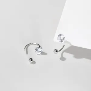 Detailaufnahme von eleganten S925 Silber Zirkonia spiralförmigen Ohrringen, zartes Design.