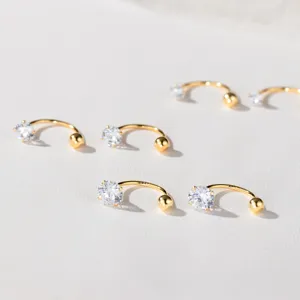 Exquisites Nahaufnahme-Detail von funkelnden Sterlingsilber gebogenen Ohrringen mit Zirkonia.