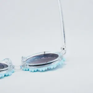 Occhiali da sole per bambini con montatura trasparente margherita blu e cerniera metallica.