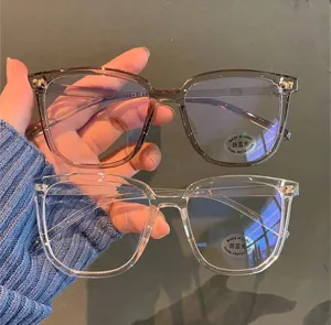 Detailansicht der klaren Blaulichtfilter Brille mit UV400 Aufkleber und Rahmen.