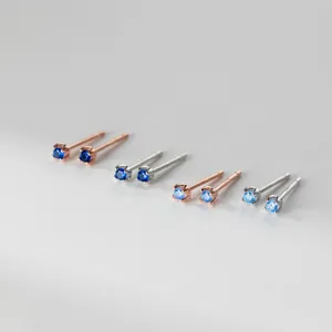 Hochwertige Exquisite S925 Silber blaue Zirkonia vier Krappen Ohrstecker Details.
