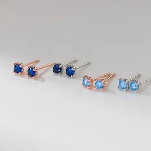 S925 Sterlingsilber blaue Zirkonia Vier-Krappen Ohrringe, zarter minimalistischer Schmuck.