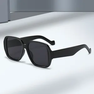 Occhiali da sole oversize alla moda per uomo e donna, protezione UV e stile nero elegante.