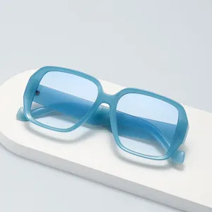 Occhiali da sole quadrati oversize con lenti sfumate azzurre per uno stile estivo chic.