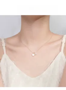 Nahaufnahme Detail der Sterlingsilber Muschel und Seestern Anhänger Halskette süße Kette.