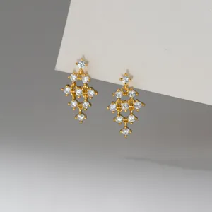 Exquis boucles d'oreilles ajourées en losange diamant, vue de détail bijoux plaqués or argent.