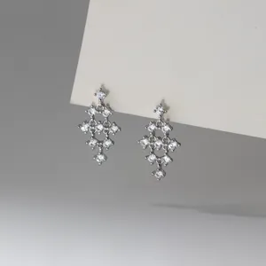 Boucles d'oreilles pendantes losange ajouré en argent S925 et zircon, gros plan détaillé.