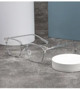 Detailansicht der klaren Brille, transparenter optischer Rahmen auf strukturiertem Prop.