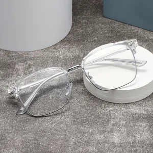 Nahaufnahme der klaren Blaulichtfilter Brille mit feinen Metallscharnieren und Rahmen.