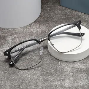 Nahaufnahme der trendigen Herren Halb-Rahmen Blaulichtfilter Brille mit schwarzem Design.