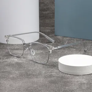 Detailansicht der stylischen Brille mit transparentem Rahmen und Metall, leicht und klar.