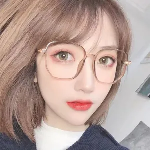 Primer plano detallado de las gafas cuadradas extragrandes con montura transparente en la modelo.