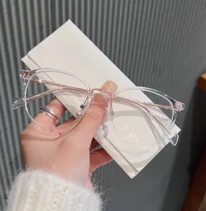 Detailopname van een stijlvolle transparante bril met roségouden veren, licht en chic.