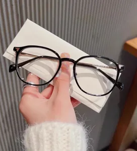 Details van stijlvolle ronde blauwlichtfilter bril met zwart en goudkleurig metalen montuur.