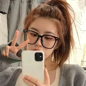 Stilisierte retro oversize quadratische Blaulichtfilter Brille für Alltag und Gesichter.