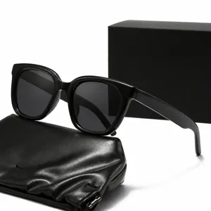 Zwarte oversized vierkante zonnebril voor dames en heren met etui en geschenkdoos.