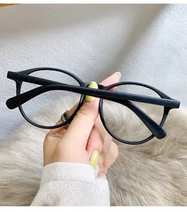 Nahaufnahme einer schwarzen runden Brillenfassung, leichtes minimalistisches Design.