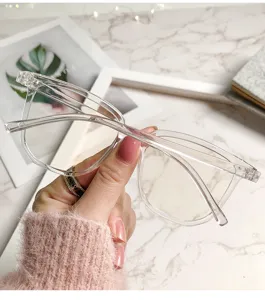 Transparente Blaulichtfilter Brille im stylischen geometrischen Design für Alltag und Bildschirm.