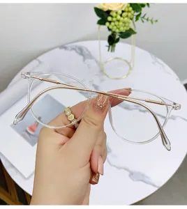 Dettaglio montatura occhiali trasparente con aste metalliche leggere e design elegante.