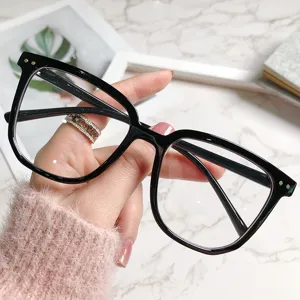 Klassische schwarze Blaulichtfilter Brille mit dickem Gestell fur Damen und Herren, stilvoll.
