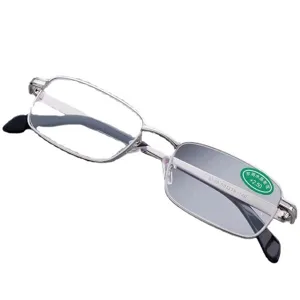 Gafas de lectura clásicas con montura de metal y lentes de cristal para personas mayores.
