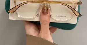 Montatura per occhiali quadrata TR90 leggera ed elegante per l'uso quotidiano e visione chiara.