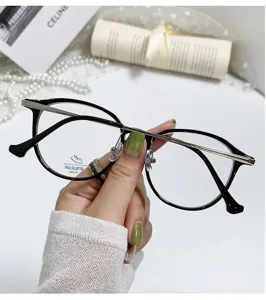 Close-up van stijlvolle grote ronde blauwlichtfilter bril met metalen en zwarte framedetails.