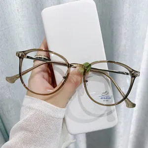 Stijlvolle koude thee bruine blauwlichtfilter bril met groot montuur voor dames, licht.