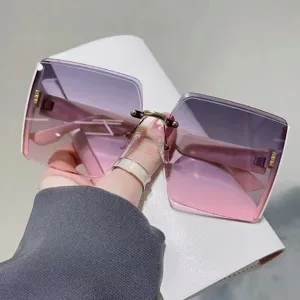 Gafas de sol cuadradas con degradado para mujer, elegantes gafas de protección UV chic.