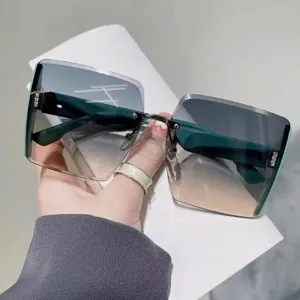 Gafas de sol cuadradas oversize con degradado para mujer, protección UV de moda, estilo elegante.